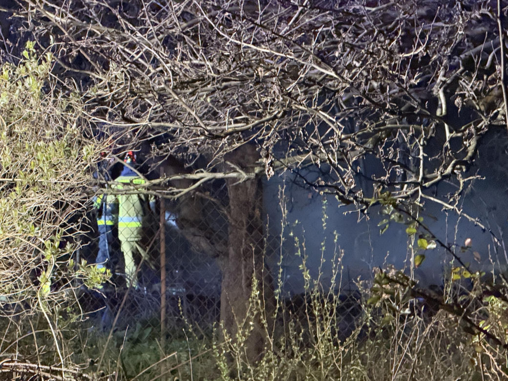 Tragedia na terenie ogródków działkowych. Altanka stanęła w ogniu. W srodku znaleźli zwęglone ciało