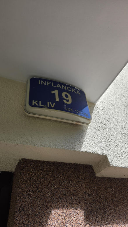 Horror w centrum Warszawy. Skakał po balkonach i ugryzł jedną kobietę. 32-latek spadł z 7. piętra