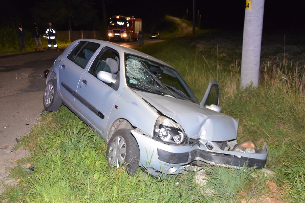 Wypadek w Czermnej. Zderzenie osobówki z motocyklem. 81-letni kierowca trafił do szpitala