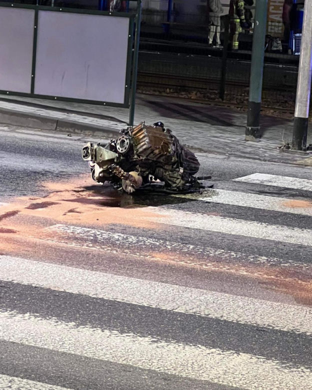 Kraków. Kraksa osobówek w Nowej Hucie. Auto staranowało słup