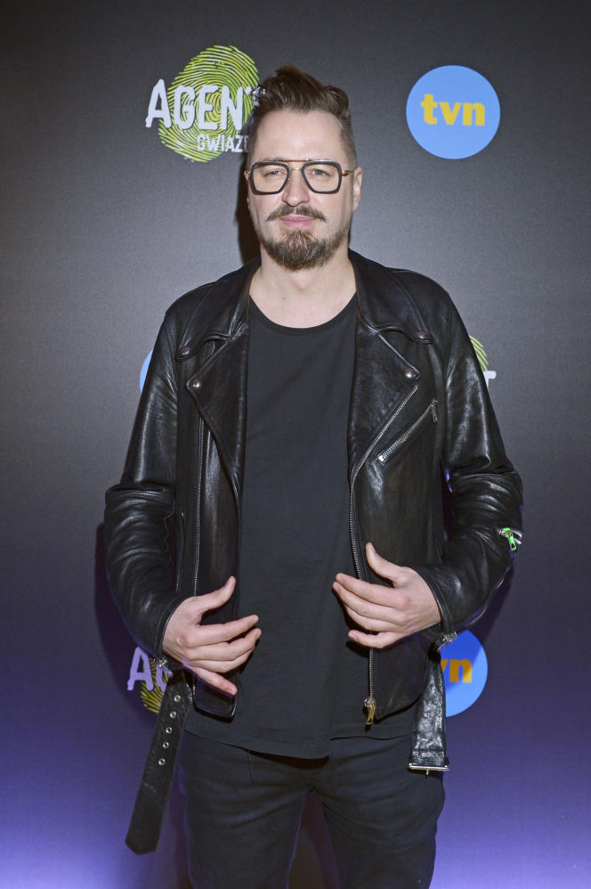 Tak na początku kariery wyglądał Piotr Kędzierski. Dziś trudno go rozpoznać na starych zdjęciach