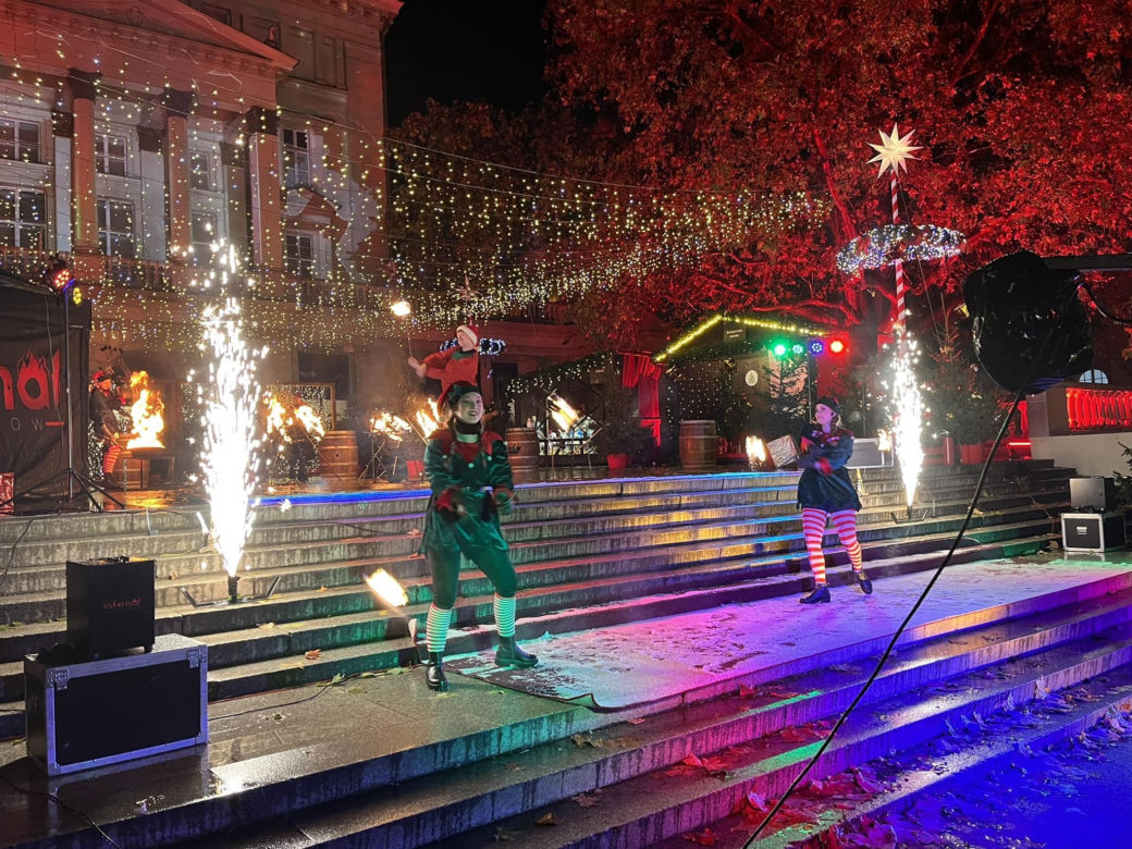 Betlejem Poznańskie 2023. Zimowe Fire Show na placu Wolności w Poznaniu