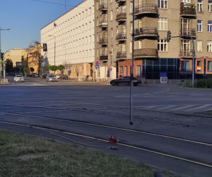 Tramwaj sunął po betonie! Awaria w al. Niepodległości. Wagon wypadł z szyn