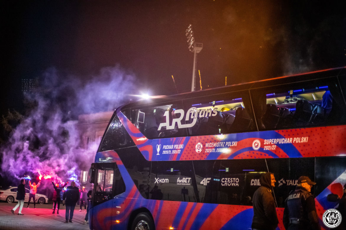 Raków Częstochowa Mistrzem Polski! Nocna feta w Częstochowie