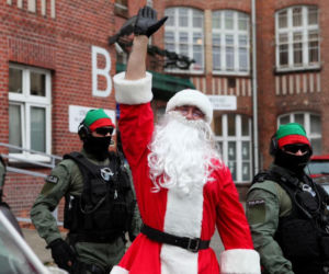 Poznań. Policjanci eskortowali Świętego Mikołaja. Wyjątkowa akcja [ZDJĘCIA]