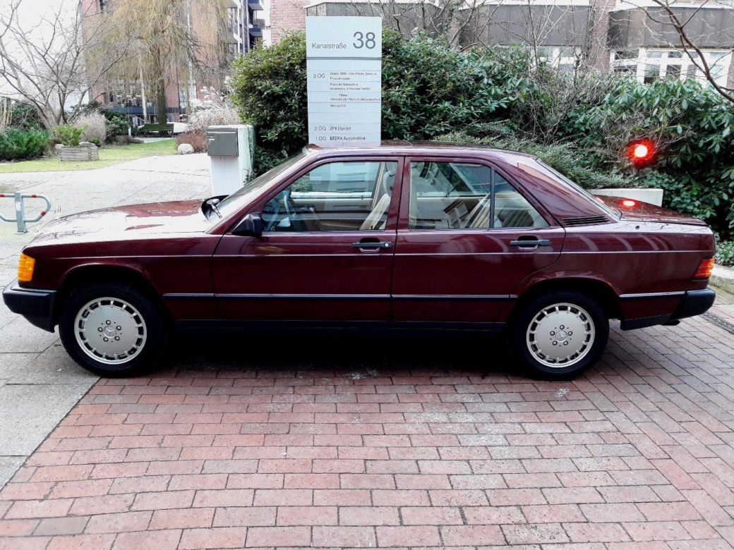 Mercedes-Benz 190E z przebiegiem 499 km