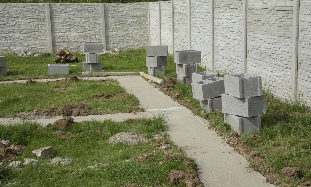 Betonowe ogrodzenie może być nowoczesne lub tradycyjne