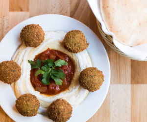Pyszny, chrupiący i... idealny na lato. Zobacz, gdzie zjeść najlepszy falafel w Warszawie! [RANKING]