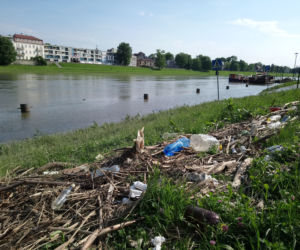 Kraków: Syf, smród i tony śmieci. Tak wyglądają bulwary wiślane po powodzi