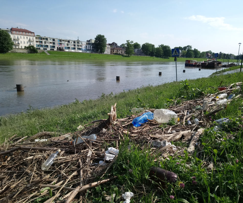 Kraków: Syf, smród i tony śmieci. Tak wyglądają bulwary wiślane po powodzi