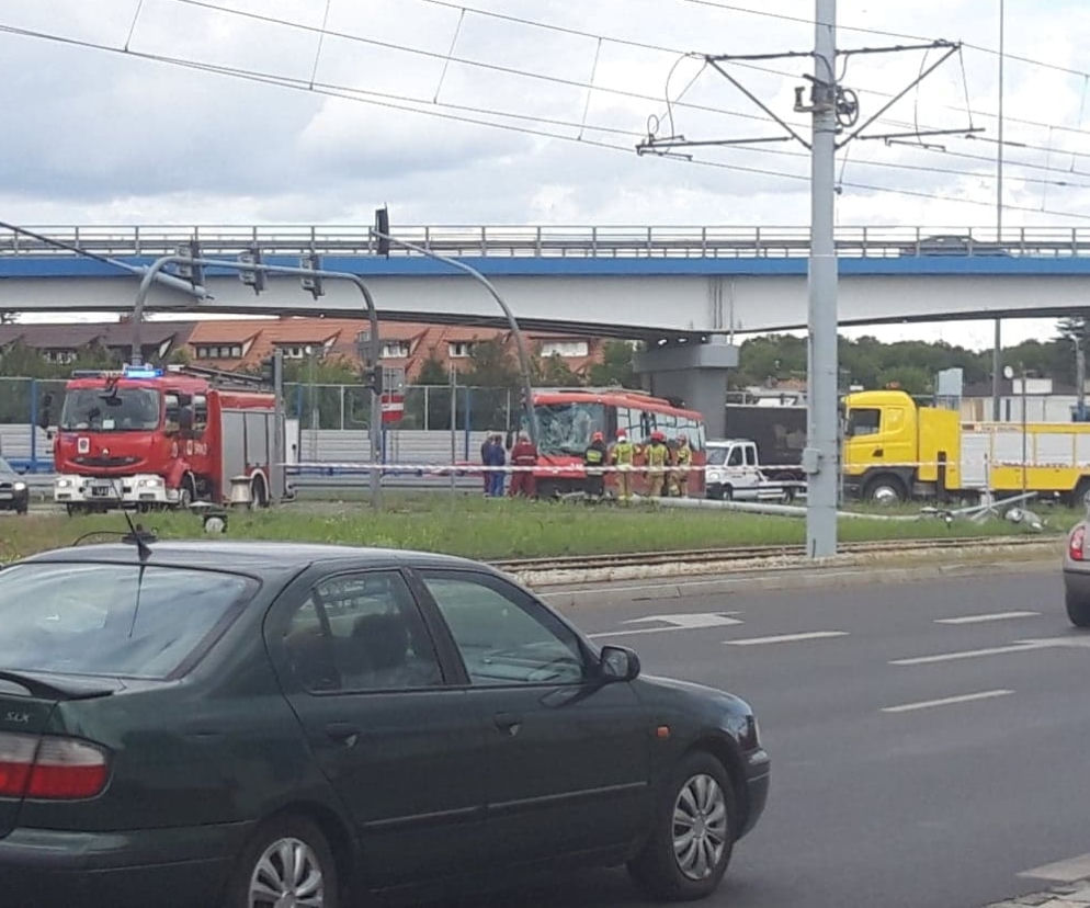 Wypadek w Toruniu. Autobus zderzył się z ciężarówką