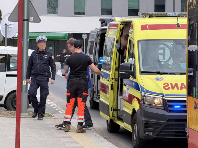 Zderzenie autobusów w Warszawie. Pękły szyby, jedna osoba w szpitalu