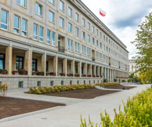 Zieleniec w miejscu parkingu na Placu Trzech Krzyży w Warszawie