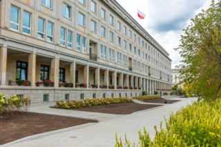 Urzędnik zaparkować musi. Ministerstwo oddało parking pod zieleń, więc zabrało mieszkańcom