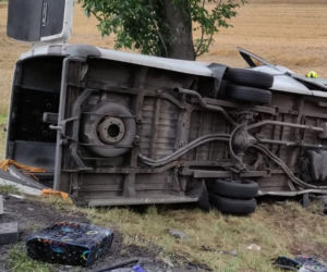 Wyprzedzał na trzeciego, przez niego dwie osoby nie żyją. Choć uciekł z miejsca tragedii, jest już w areszcie