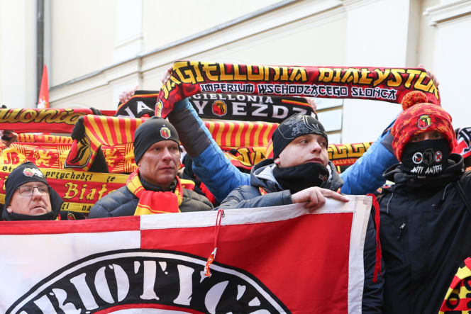 Prezydent na Jasnej Górze wśród kibiców. Podziękował za obronę  hasła „Bóg, Honor, Ojczyzna”