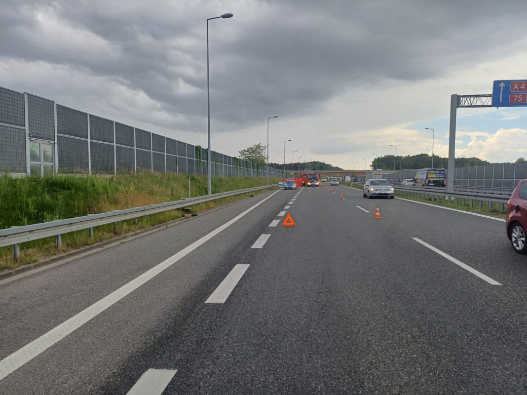 Wypadek śmiertelny na autostradzie A4 pod Tarnowem. Osobówka zderzyła się z autobusem