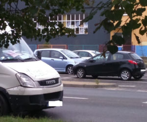 Toruń: Kierowca skutera spowodował KOLIZJĘ. Trafił do szpitala i zarobił mandat