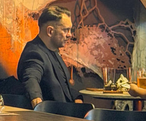Łukasz Mejza relaksuje się w knajpie