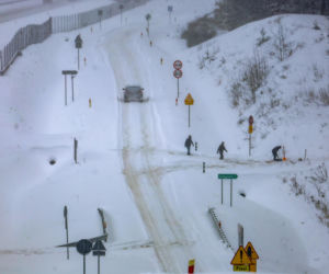 Ostróda w centrum śnieżycy. Burmistrz nocą ratował ludzi. Kierowcy nocowali w urzędzie