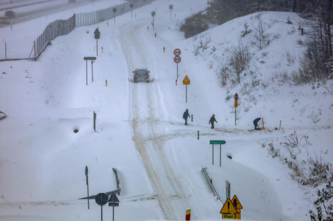 Ostróda w centrum śnieżycy. Burmistrz nocą ratował ludzi. Kierowcy nocowali w urzędzie