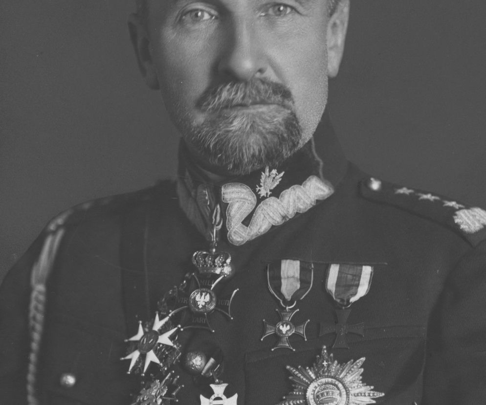 Portret generała Tadeusza Jordan-Rozwadowskiego w mundurze z licznymi orderami. O generale przeczytasz na SE Portal Obronny.