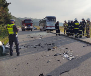 Wypadek w Tęgoborzy. Autokar zderzył się z osobówką. Dziecko trafiło do szpitala
