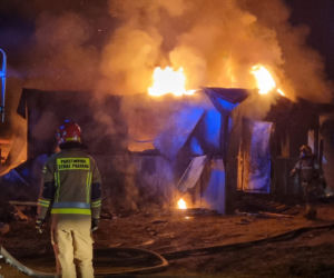 Paliły się kontenery pracownicze! Strażacy wynieśli ze środka nieprzytomną osobę