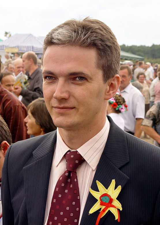 Adam Jarubas kandydat PSL na prezydenta: Kim jest, co robi? Przez 7 lat grał i śpiewał w weselnej kapeli