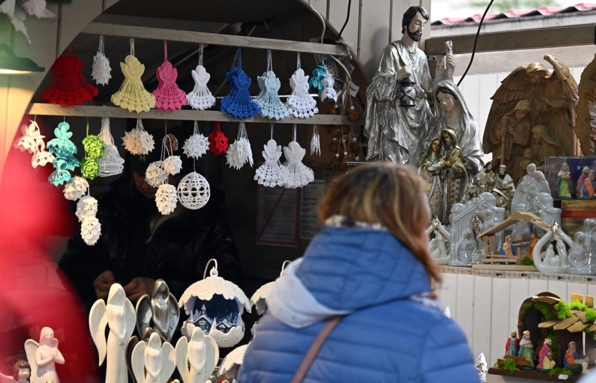 Tłumy na jarmarku bożonarodzeniowym w Krakowie