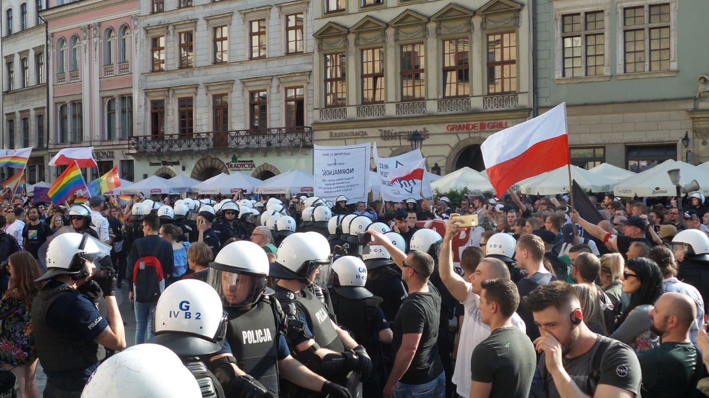 Gigantyczne siły policji zabezpieczały Marsz Równości i kontrmanifestacje w Krakowie
