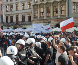 Gigantyczne siły policji zabezpieczały Marsz Równości i kontrmanifestacje w Krakowie