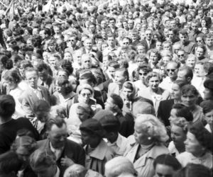 Uroczystość Bożego Ciała w Warszawie celebrowana przez Prymasa Polski kardynała Stefana Wyszyńskiego - 1957 rok