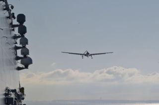 Autonomiczne lądowanie Bayraktara TB3 na Bałtyku. Krok milowy dla operacji bezzałogowych na Steadfast Dart‑26