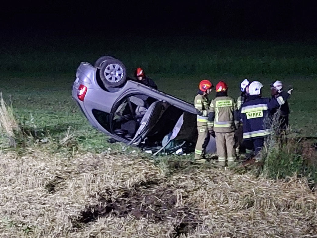 PILNE! Dachowanie w Pawłowie! Kierowca przeciął skrzyżowanie