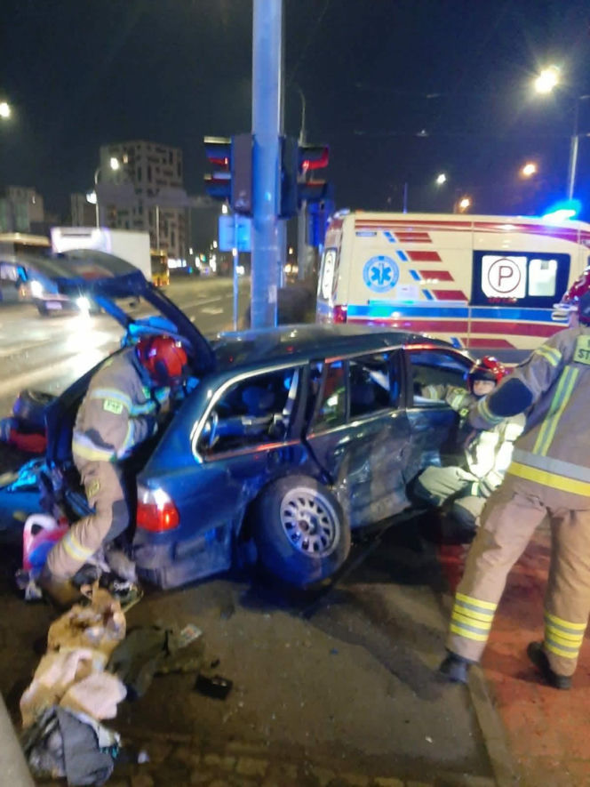 Dramatyczny wypadek we Wrocławiu. Strażacy wycinali rannych z aut! Ogromne utrudnienia