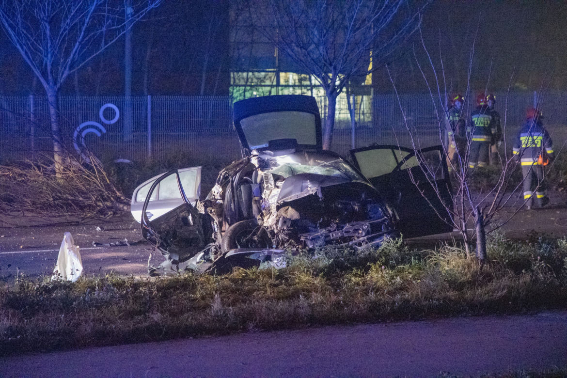 Z dwoma promilami wjechał w latarnie i drzewo. Masakra na Mokotowie