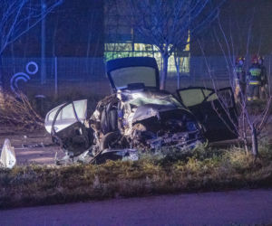 Z dwoma promilami wjechał w latarnie i drzewo. Masakra na Mokotowie