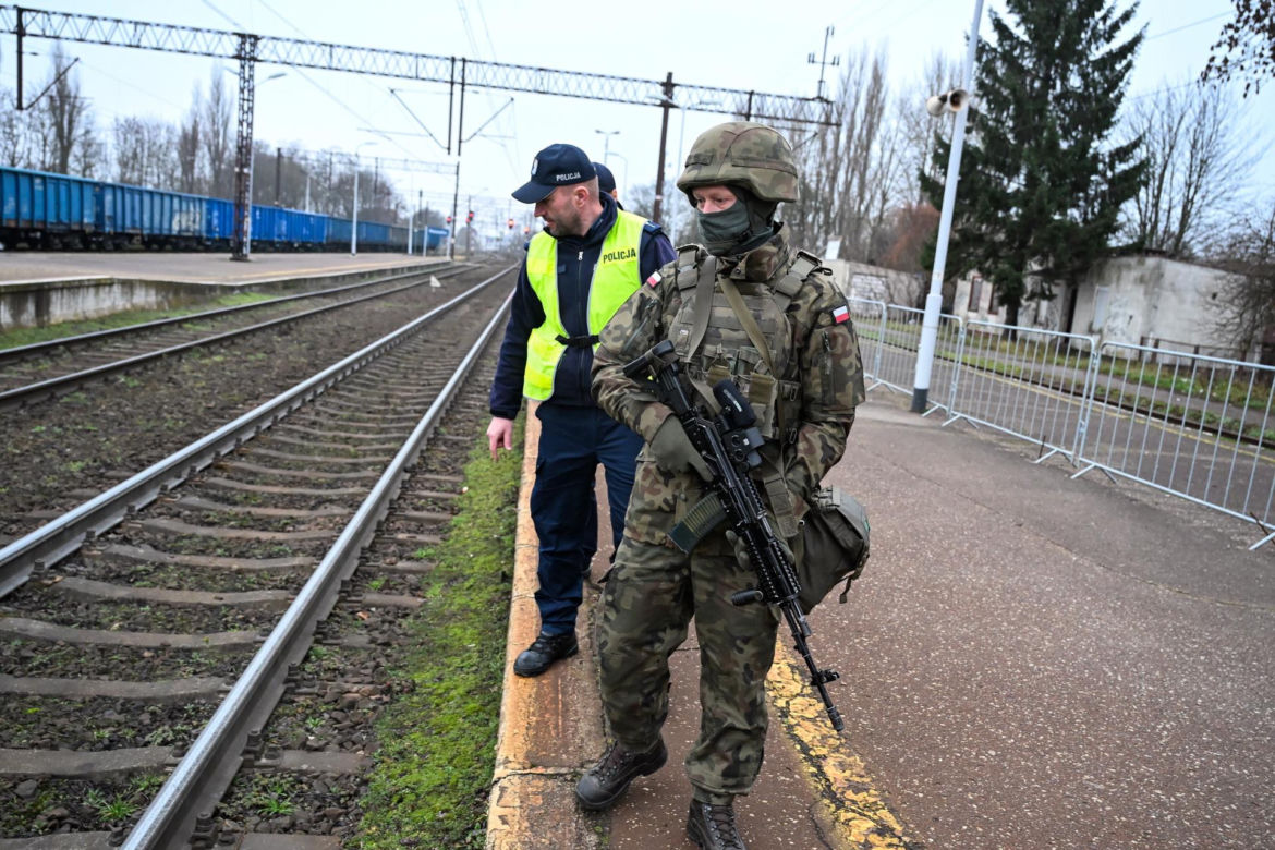 Wojsko patroluje dworzec w Koszalinie
