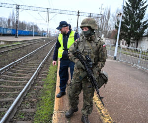 Wojsko patroluje dworzec w Koszalinie