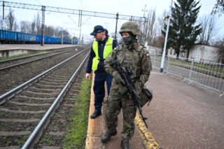 Wojsko patroluje dworzec w Koszalinie