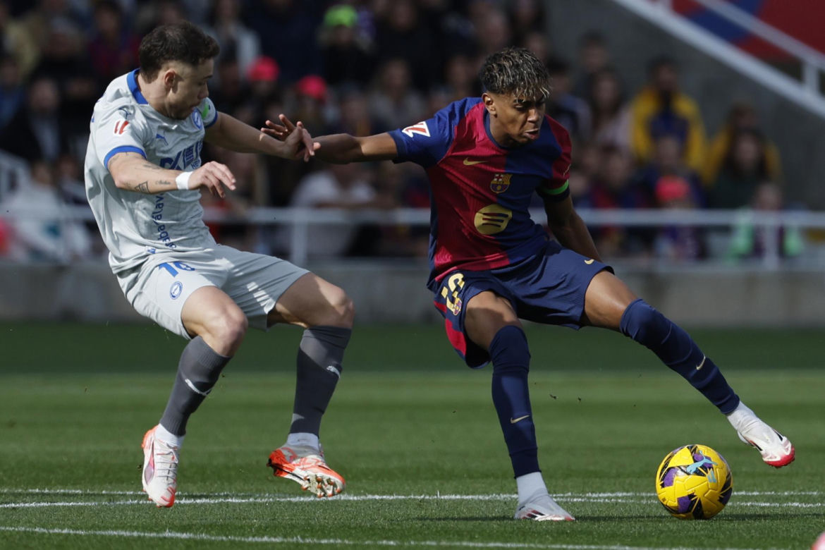 Barcelona - Deportivo: Zwieźli piłkarza na noszach po groźnym zderzeniu