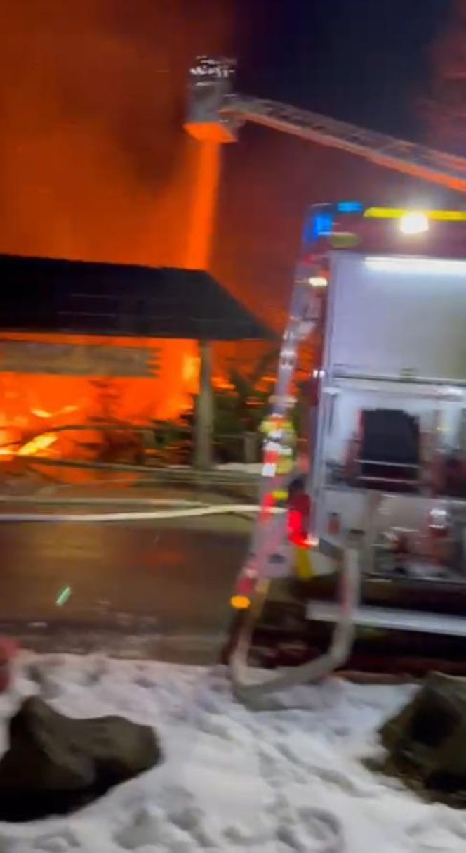 Dramat na weselu. 100 osób uciekało z płonącej karczmy. Ogień objął cały budynek