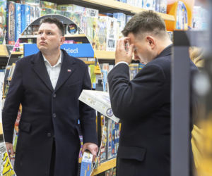 Mentzen długo szukał czegoś na półkach, aż zapewnił rodzinie rozrywkę w zimowe wieczory [ZDJĘCIA]