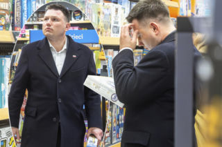 Mentzen długo szukał czegoś na półkach, aż zapewnił rodzinie rozrywkę w zimowe wieczory [ZDJĘCIA]