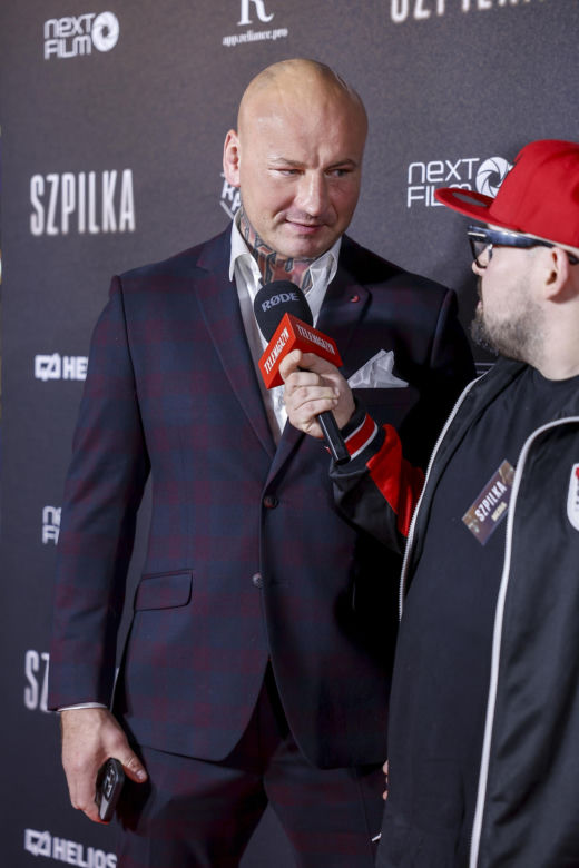 Artur Szpilka z narzeczoną Kamilą Wybrańczyk na premierze filmu "Szpilka"