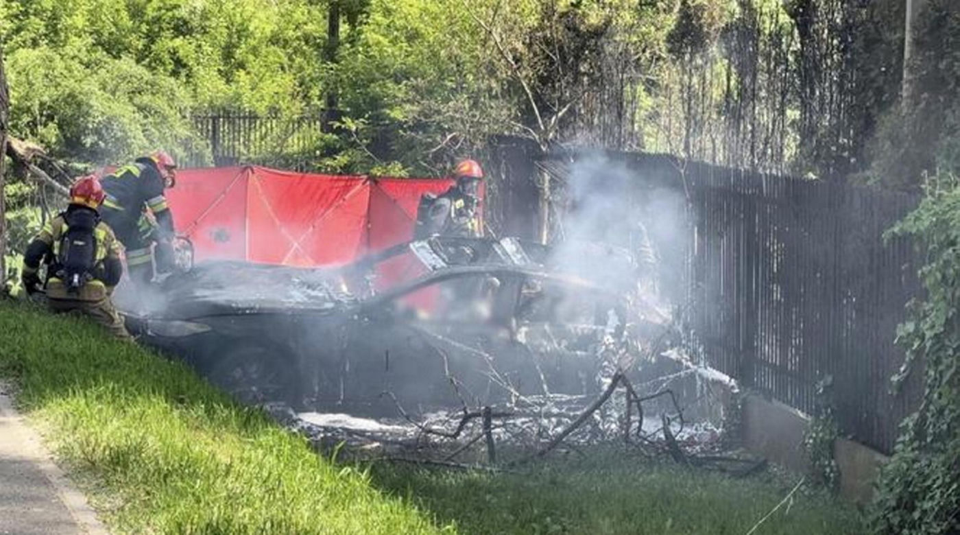 Drogowcy montują progi zwalniające na ul. Vogla. Rok temu rozpędzone BMW z trzema mężczyznami wbiło się tu w drzewo i spłonęło