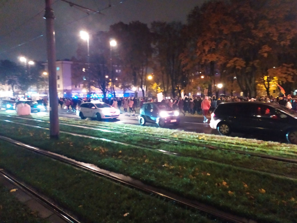 Tysiące ludzi na ulicach Warszawy. Protetsują przeciwko wyrokowi Trybunału Konstytucyjnego