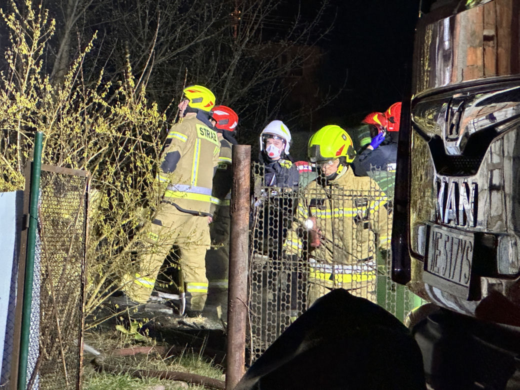 Gigantyczny pożar domku jednorodzinnego w Legionowie. 55-letni Tadeusz trafił do szpitala z poparzeniami całego ciała