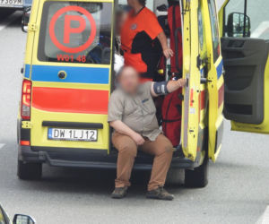 Osobówka dachowała na S8. Dwoje dzieci w szpitalu!